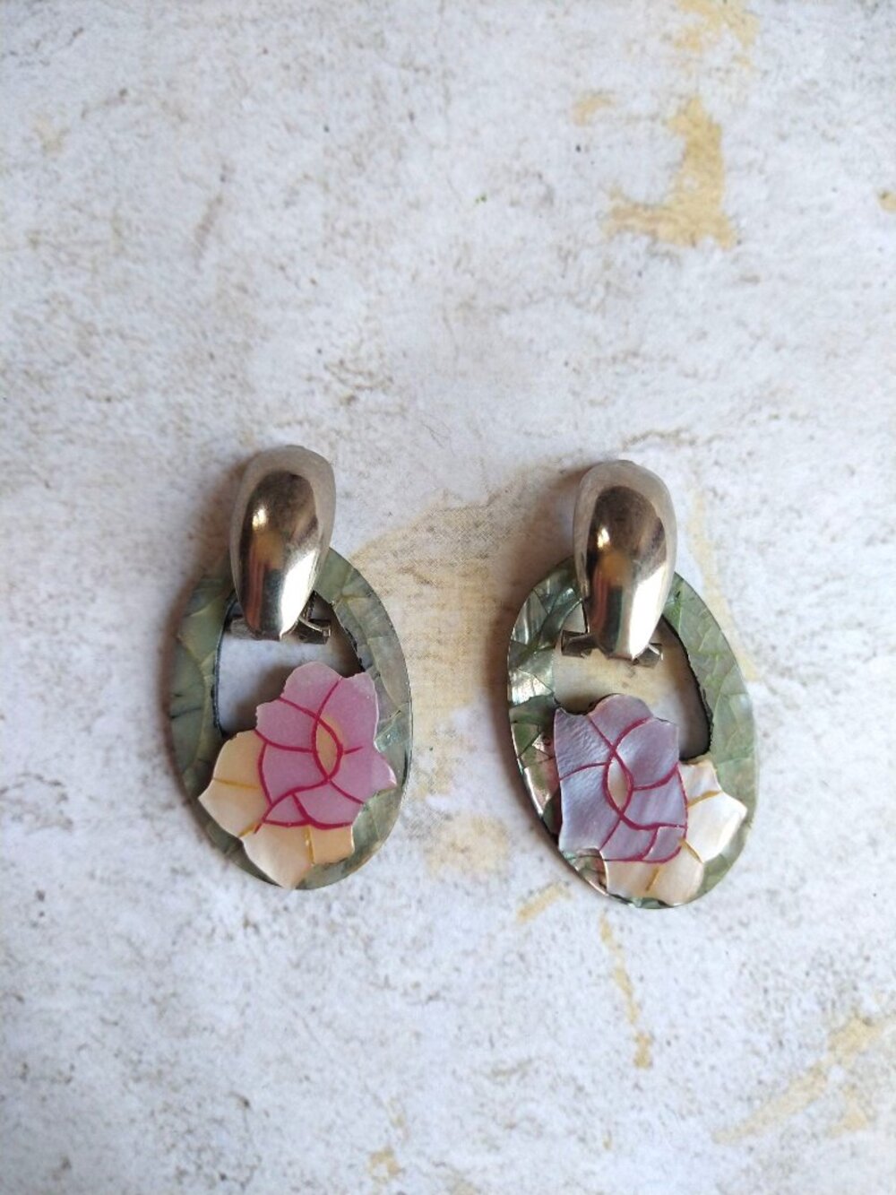 1970s Vintage Shell Inlaid Flower Dangle Clip On Earrings Estate Jewelry